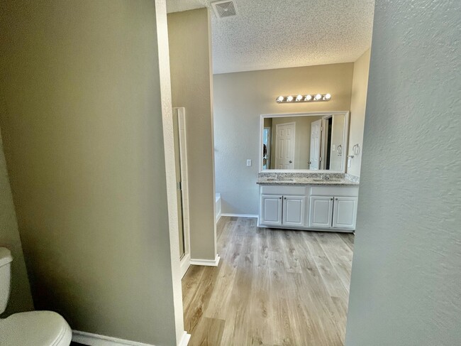 Double sinks - 2852 Clear Creek Dr