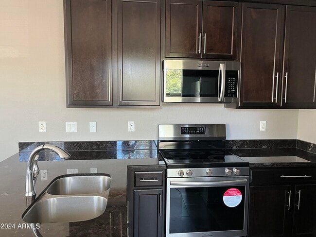 Building Photo - 1360 S Ponderosa Dr