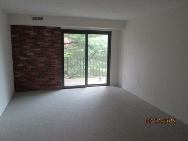 Building Photo - 146 Marble St