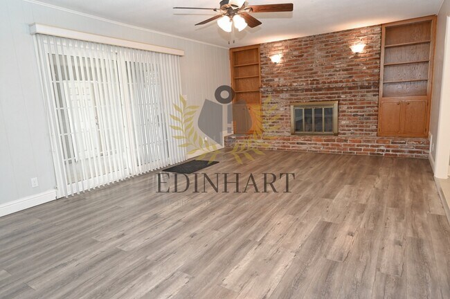 Building Photo - 412 W Sample Ave