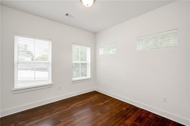 Building Photo - 3014 E 14th 1/2 St