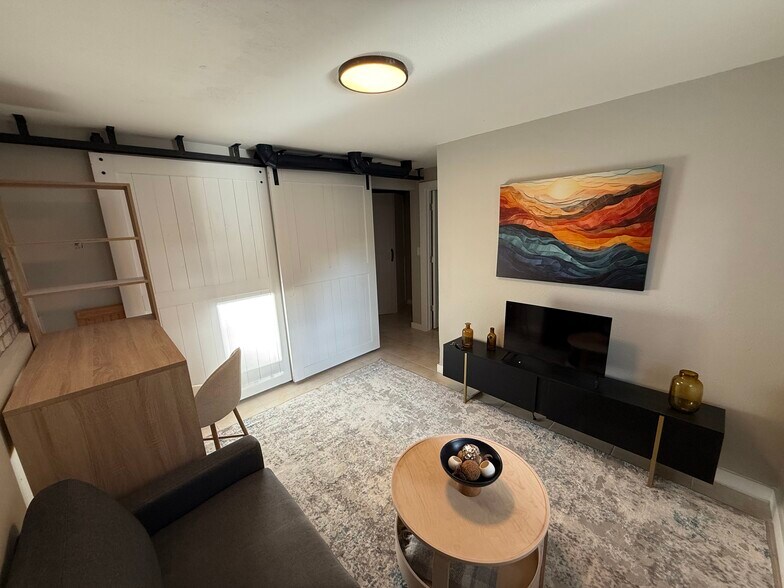 Building Photo - 805 Heather Dr