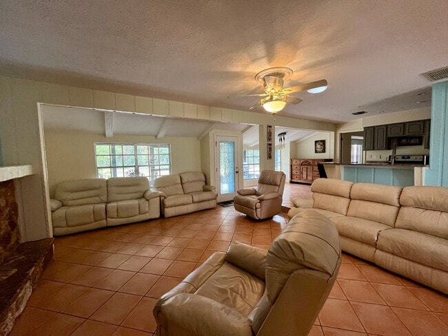 Building Photo - 3 bed/ 2 bath Beauty!