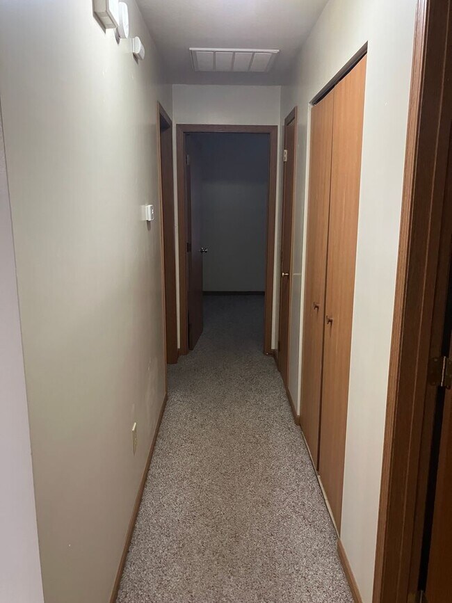 Building Photo - Charming 2-Bedroom Ranch in Peaceful Piqua Neighborhood!