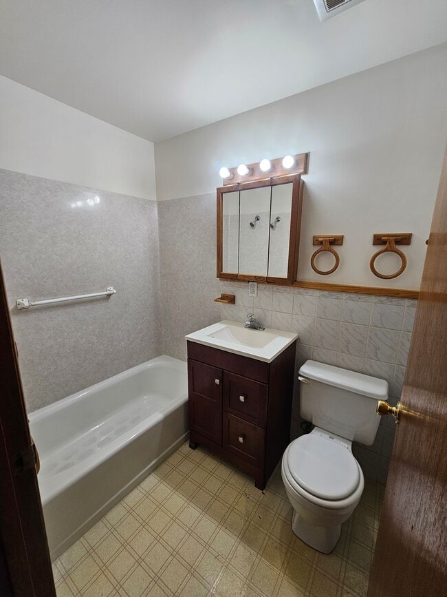 Building Photo - 205 Daley Dr