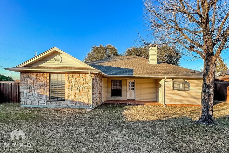 Building Photo - 701 Hillside Dr