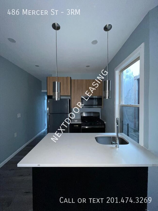 Building Photo - 486 Mercer St