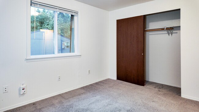 Building Photo - Spacious Apartment in Cozy Tacoma Neighborhood