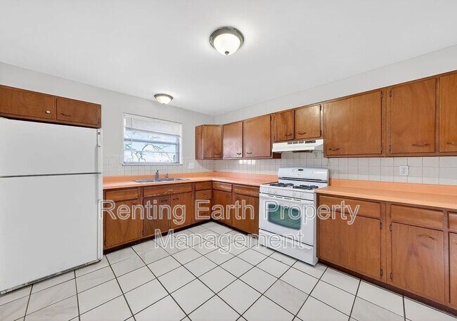 Building Photo - 8908 Scottdale Ave