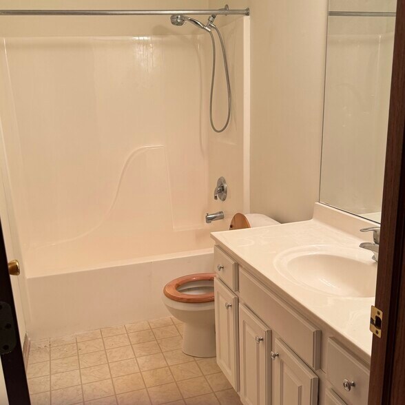 2nd bathroom - 2928 Blackhawk Dr