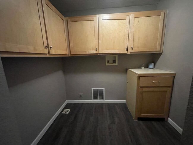 Building Photo - Recently Remodeled 3 bedroom 2 full bathro...