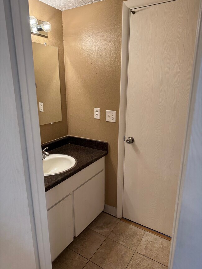 Building Photo - Magnussen Apartments