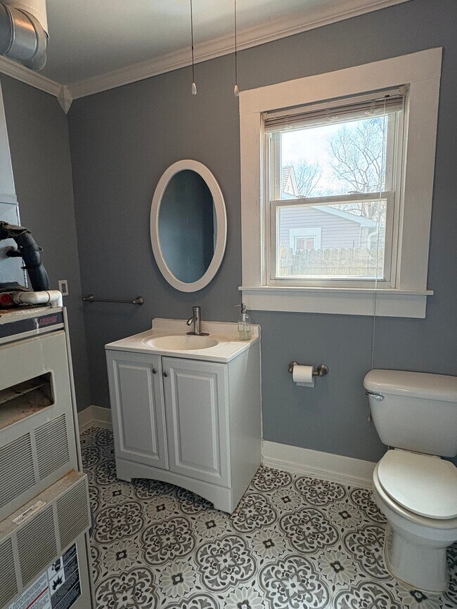 Building Photo - 645 Forest Ave