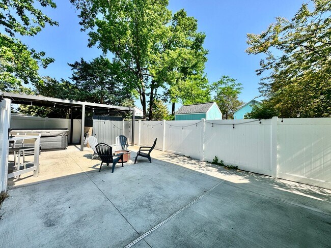 Building Photo - Ready NOW! A Custom Townhouse-Style Duplex Blocks to the Beaches! Fenced Yard - Hot Tub - Pet Fri...