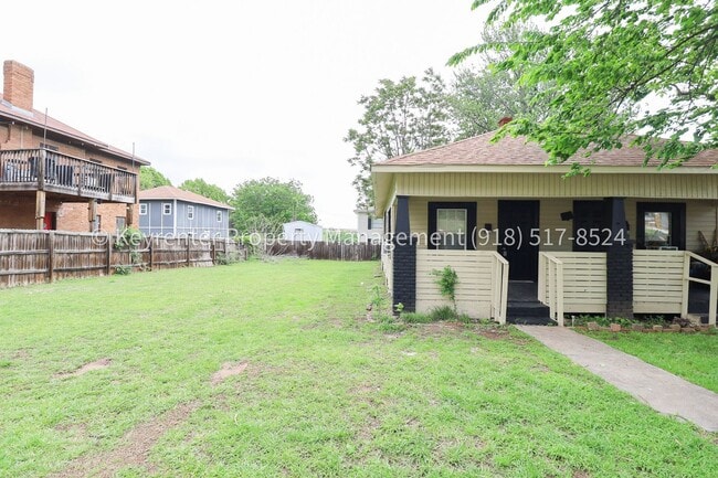 Building Photo - N Rosedale Ave Triplex