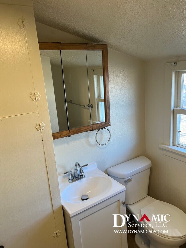 Building Photo - 612 W 11th St