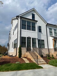 Building Photo - 3 Bed, 3.5 Bath Townhouse in Ballantyne