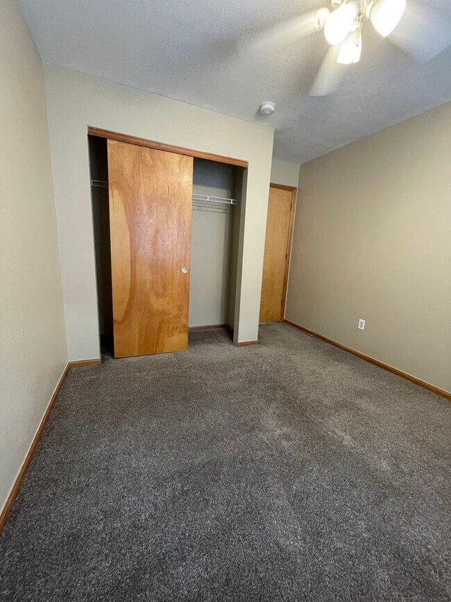 Building Photo - 3 Bedroom 2 Bath House in Thornton Available Now!