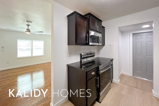 Building Photo - 909 SW 48th St