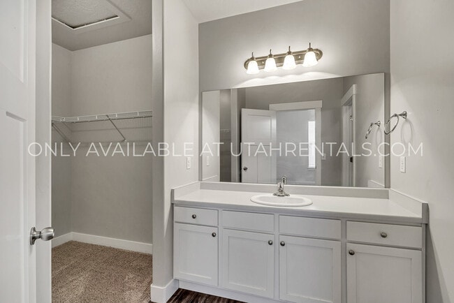 Building Photo - 42 W Silver Springs Dr