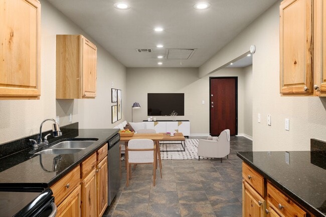 Building Photo - Walk to campus, Walk downtown, Shared Fenced Yard and Courtyard, Flat Rate Utilities!