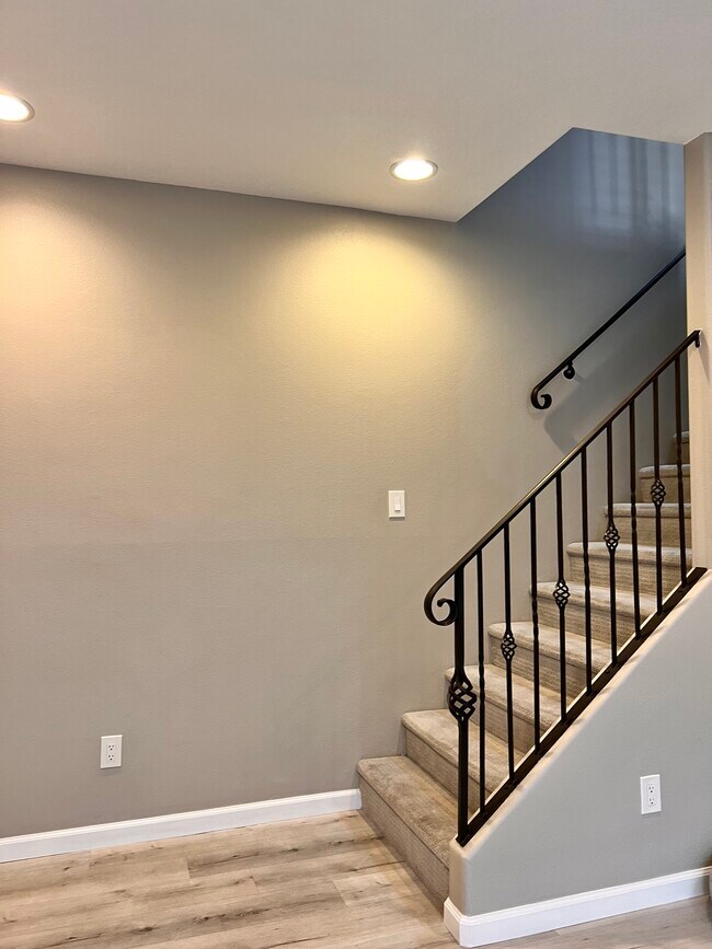 Building Photo - 15153 Burbank Blvd