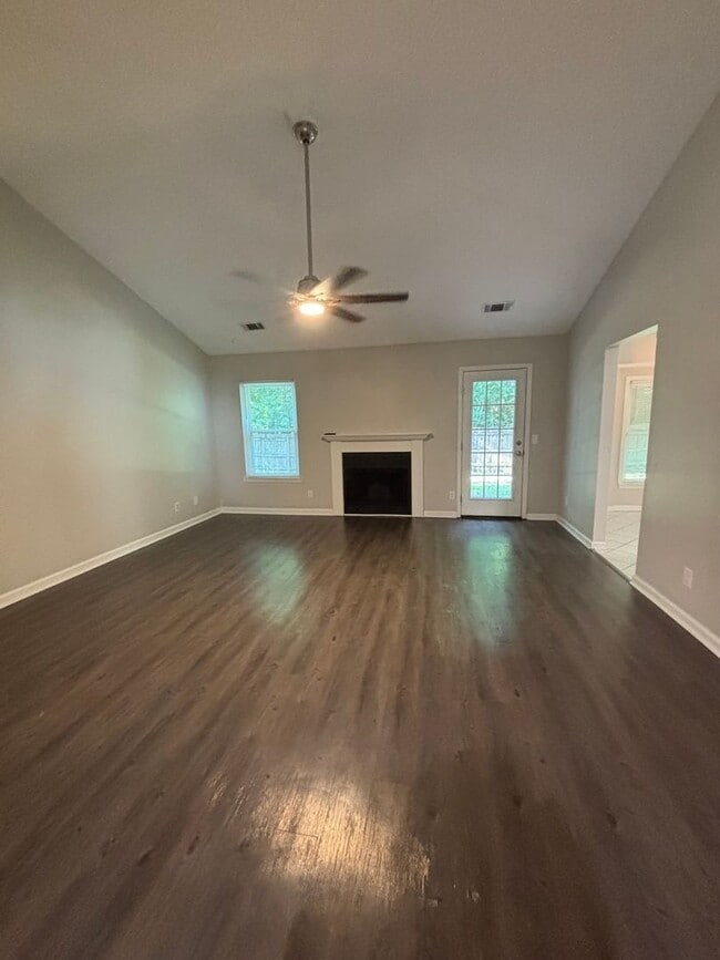 Building Photo - Don’t Miss Out on This Charming 3 Bed, 2 B...