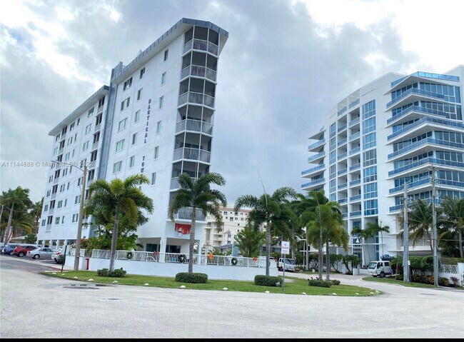 Building Photo - 720 Bayshore Dr