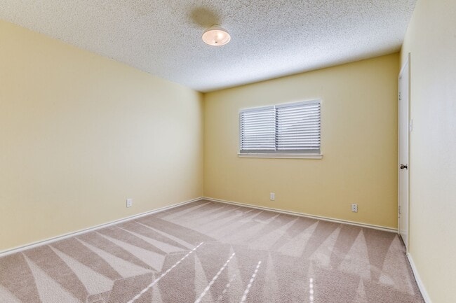 Building Photo - SPACIOUS 4-BEDROOM HOME IN PARKWOOD