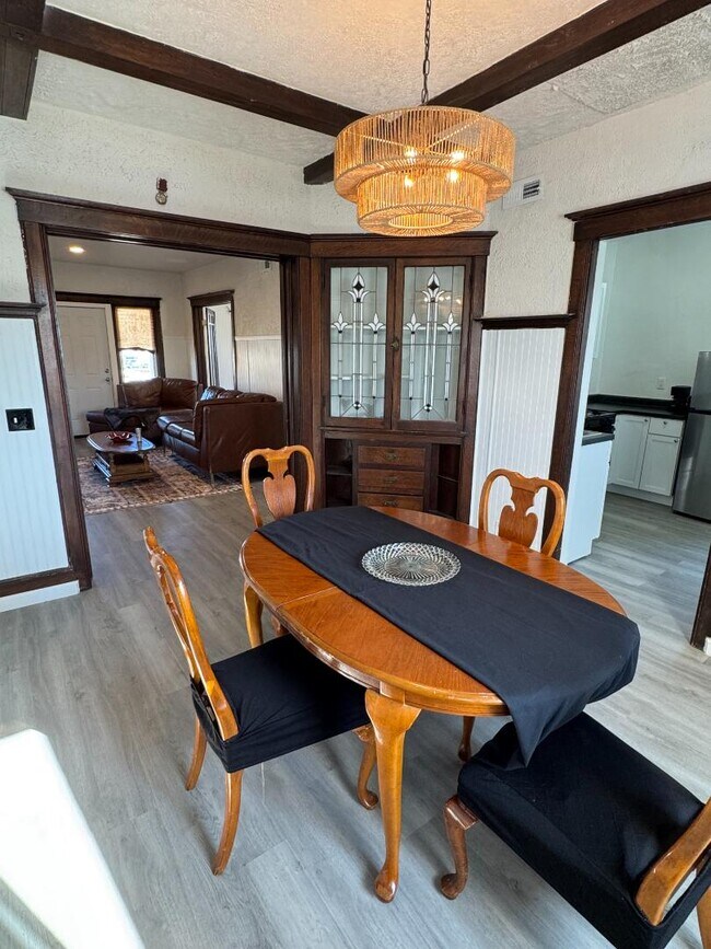 Building Photo - 504 N Roosevelt Ave