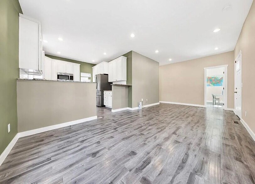 Building Photo - 131 E Ave 45