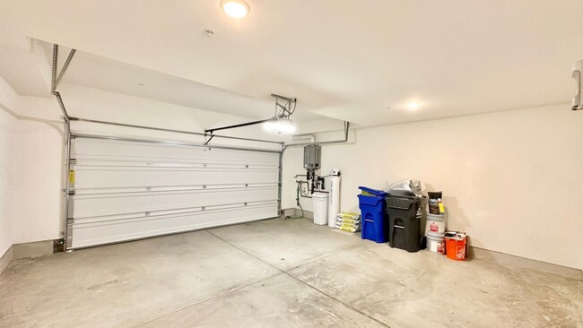 Building Photo - Beautiful, Newer Construction Home in Desi...