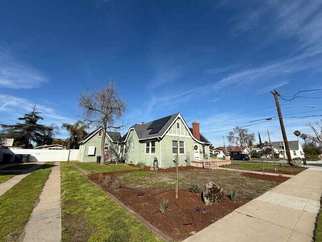 Building Photo - 3 Bedroom, 2 Bathroom charming Craftsman Style Home nestled in the heart of Tulare, CA