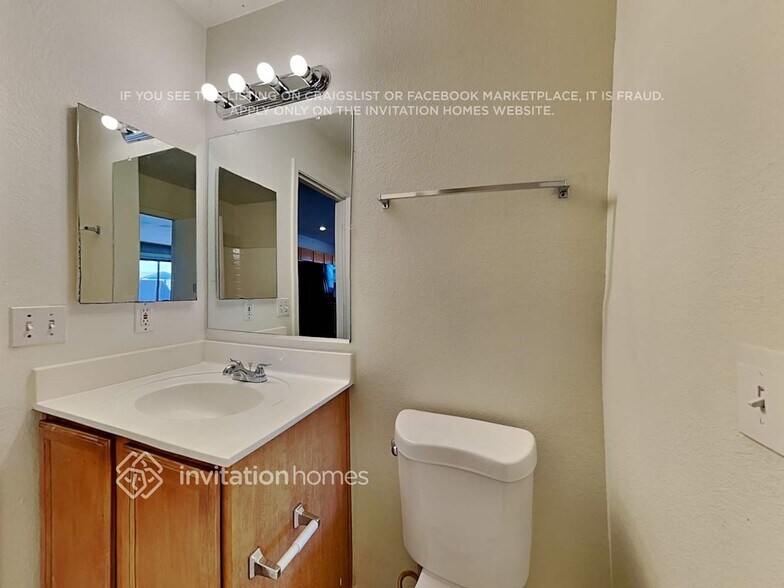 Building Photo - 2443 W Mobile Ln