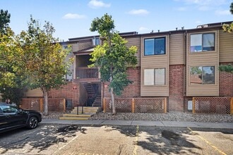 Building Photo - Cozy & Spacious 2BR Top-Floor Condo in Lakewood