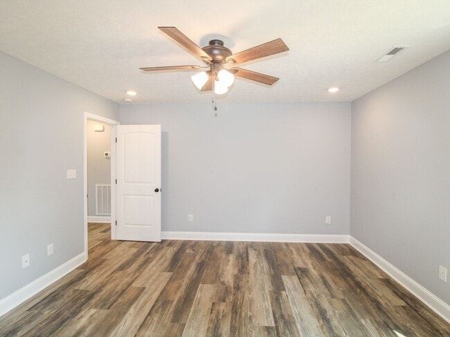 Building Photo - FREE RENT! Great Location close to Athens! MOVE IN Ready!