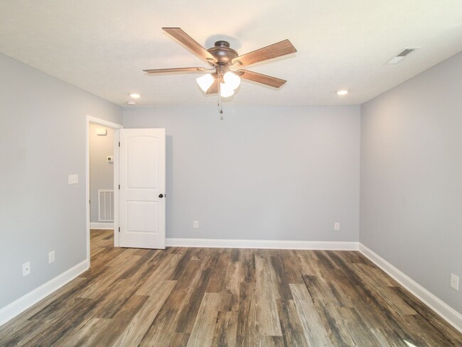 Building Photo - **RENT SPECIAL**1ST MONTH FREE** Great Qui...