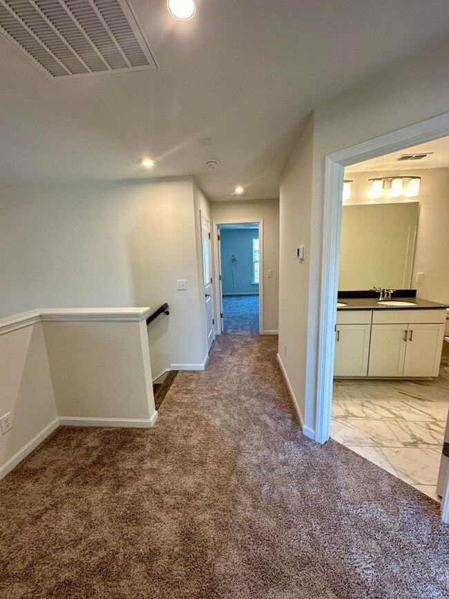 Building Photo - Beautiful 3BR/2.5BA Townhouse in Odell Corners