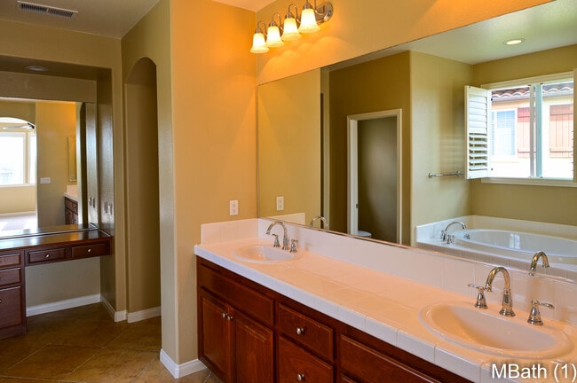 Building Photo - 1167 Vista Pointe Blvd