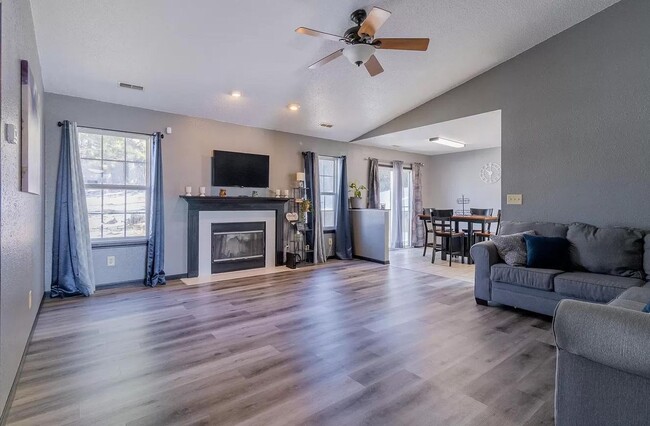 Building Photo - 3 bedroom, 2 bath home: The Highlands!