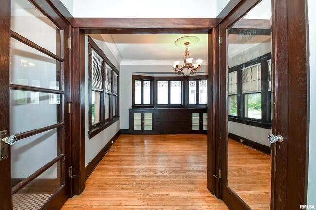 Building Photo - 1628 W Callender Ave