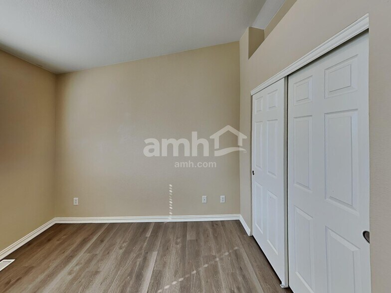 Building Photo - 2828 S Killarney Way