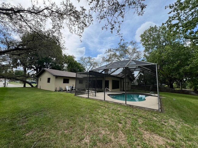 Building Photo - 2239 Woodlawn Cir