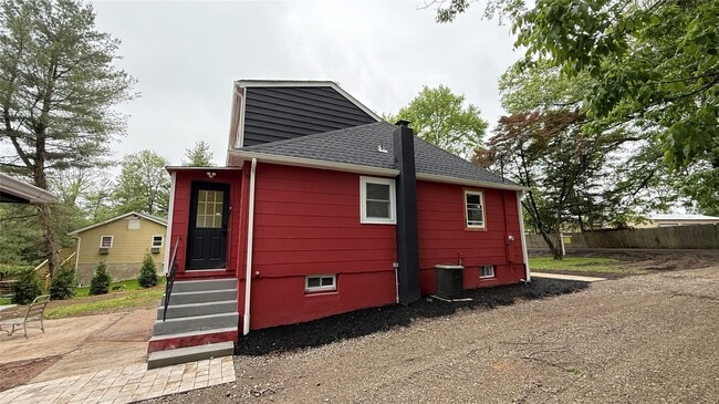 Building Photo - 20 Pineview Rd