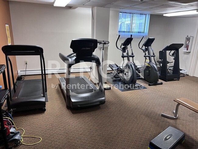 Building Photo - 1BR 1BA CONDO IN Plymouth!