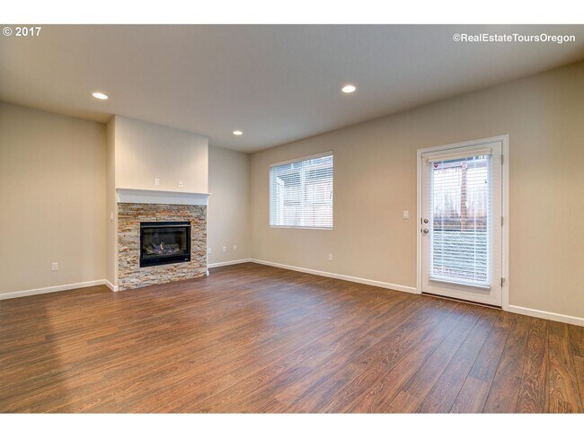 Building Photo - Great 3 Bedroom 2.5 Bathroom Townhouse End Unit!  2 Car Garage  + Washer & Dryer! Near Nike, Inte...