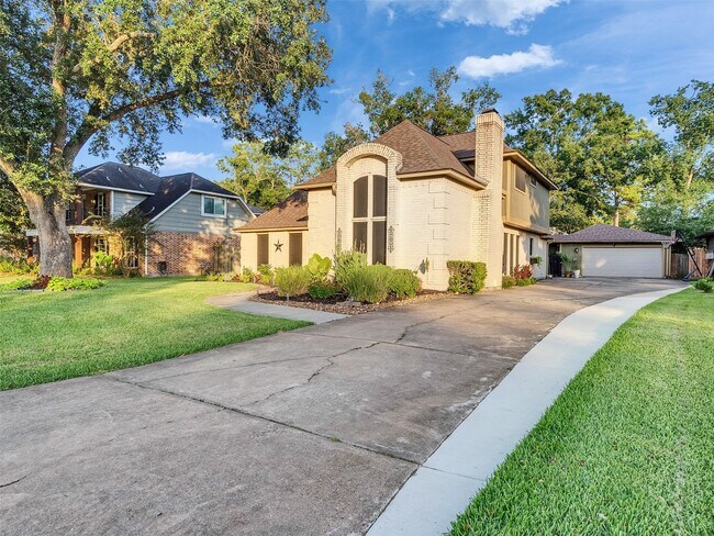 Building Photo - 702 Olde Oaks Dr