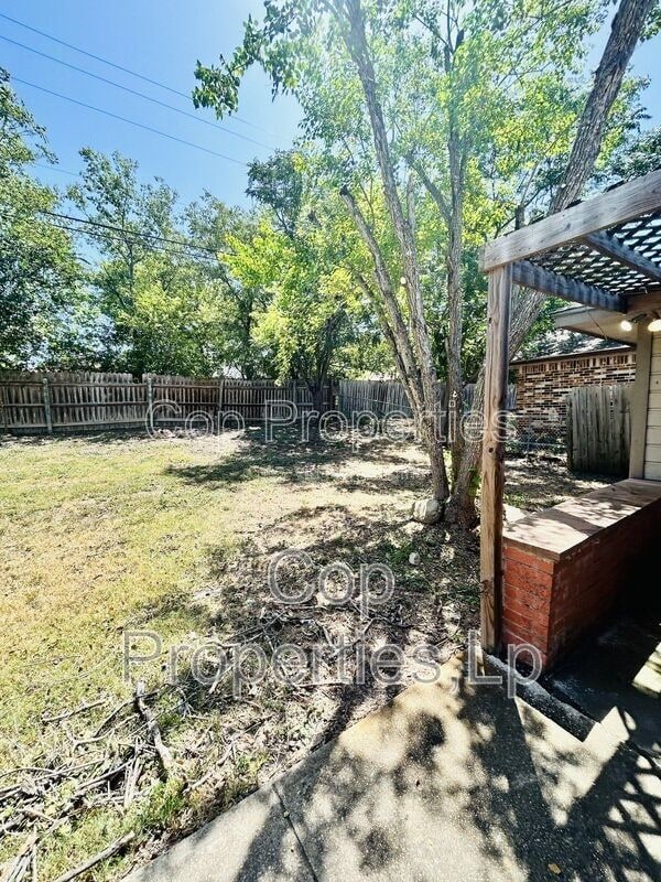Building Photo - 14810 Ridge Hill Dr