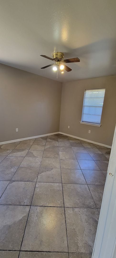 Building Photo - Very nice 4 bedroom/2 bath house with oven and dishwasher!