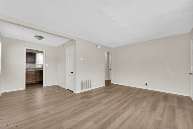 Building Photo - 2016 N Green Rd